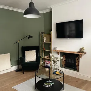  Holiday home Hoole House- Bright And Modern 2 Bedroom House, Close To Train Station And The Centre