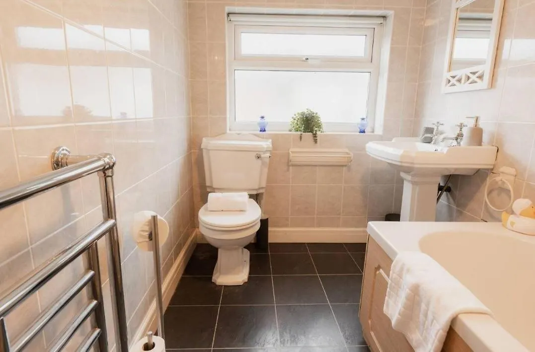 Well Located Cosy 2 Bedroom Home Near Chester Centre Holiday home